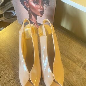 NWT Vince Camuto nude patent leather Slingback Heels￼